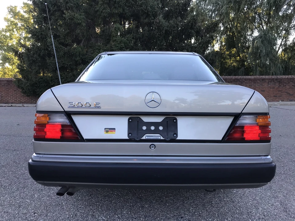 1990 Mercedes-Benz W124 E-Class - Image 11 of 31