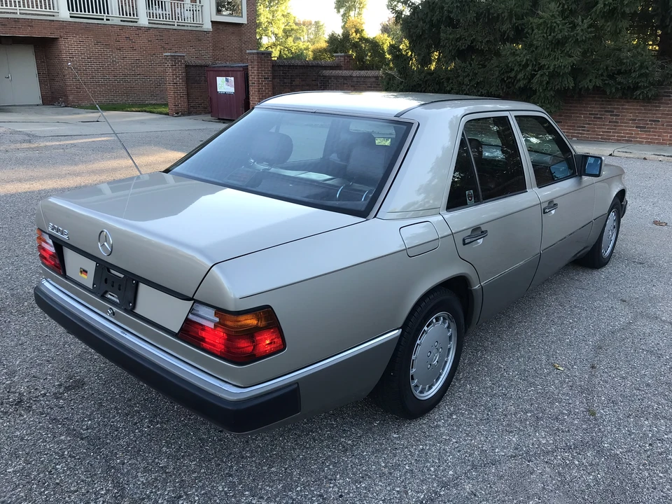 1990 Mercedes-Benz W124 E-Class - Image 10 of 31