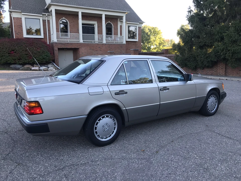 1990 Mercedes-Benz W124 E-Class - Image 9 of 31