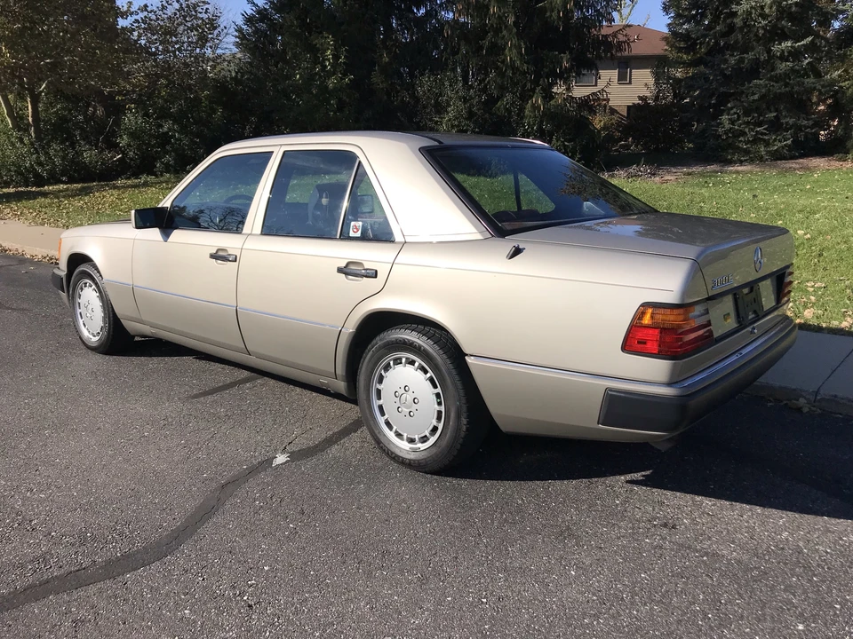 1990 Mercedes-Benz W124 E-Class - Image 13 of 31