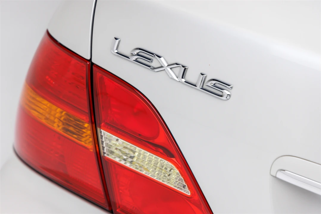 2003 Lexus LS 3rd Gen - Image 20 of 31