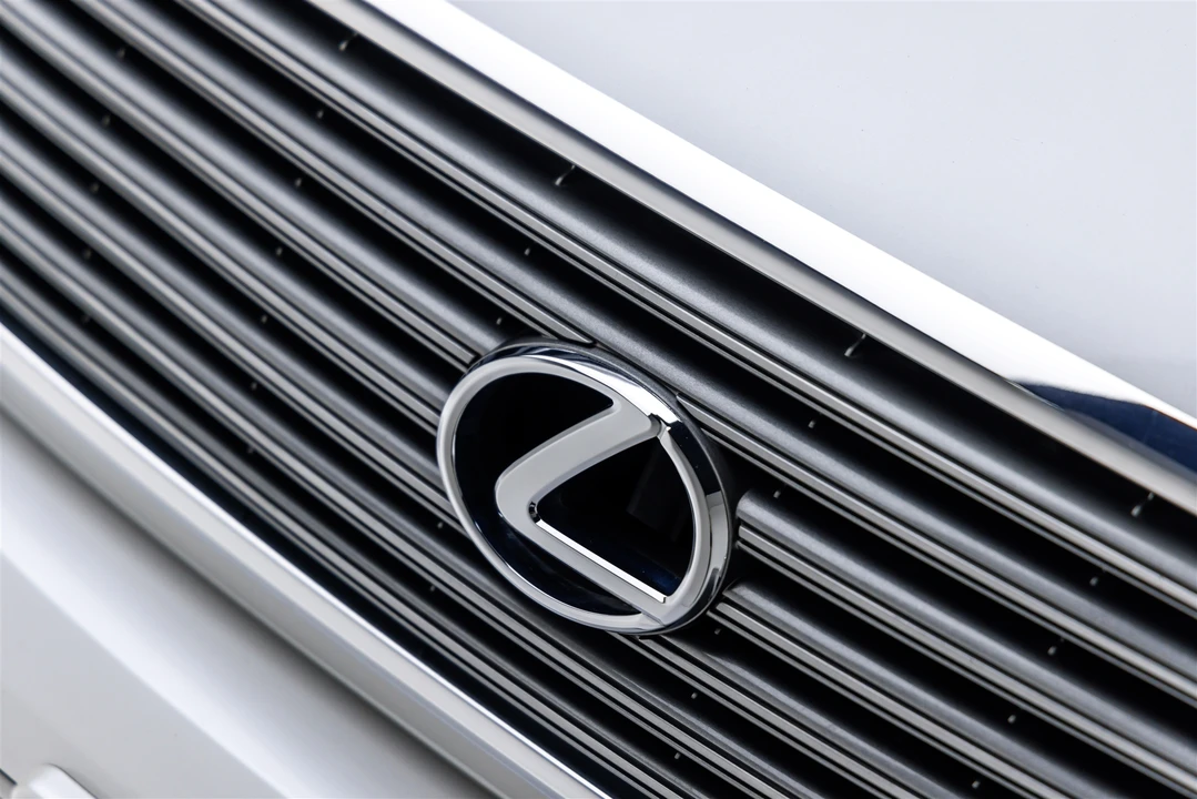 2003 Lexus LS 3rd Gen - Image 15 of 31