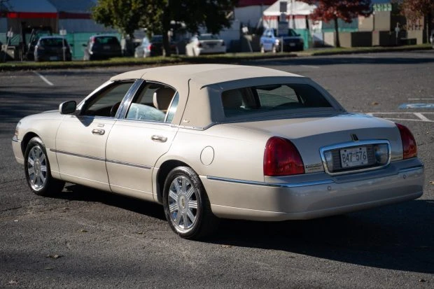 2003 Lincoln Town Car - Image 2 of 7