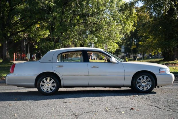 2003 Lincoln Town Car - Image 3 of 7