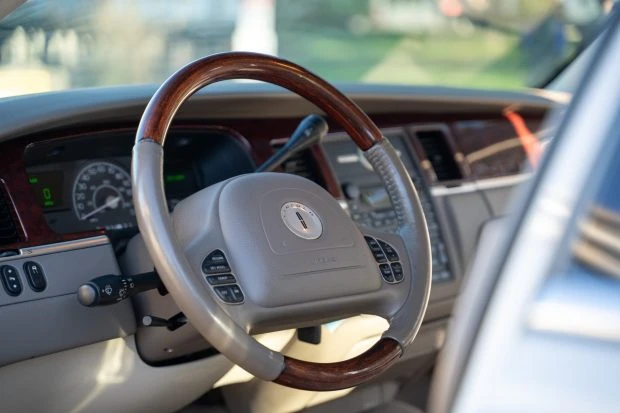 2003 Lincoln Town Car - Image 5 of 7