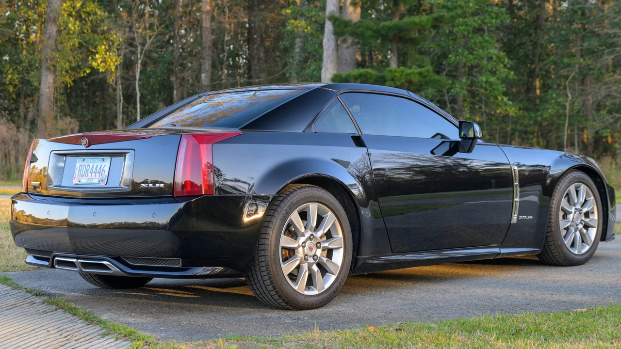 2009 Cadillac XLR - Image 5 of 31