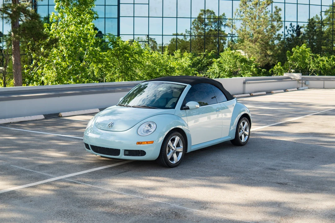 2010 Volkswagen New Beetle - Image 17 of 21