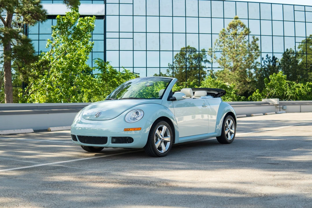 2010 Volkswagen New Beetle - Image 2 of 21