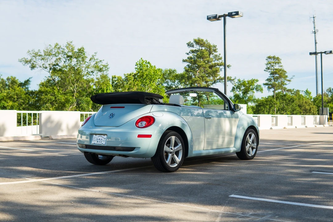 2010 Volkswagen New Beetle - Image 10 of 21