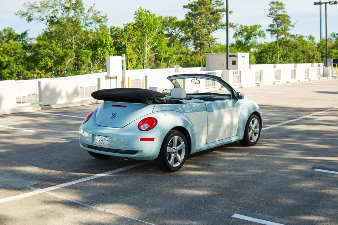 2010 Volkswagen New Beetle - Image 9 of 21