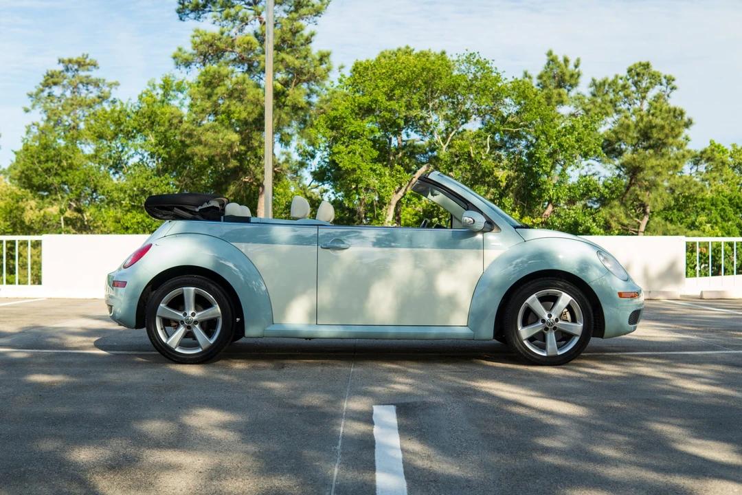 2010 Volkswagen New Beetle - Image 11 of 21