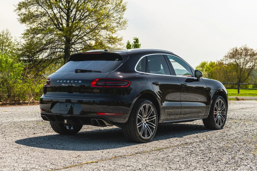 2015 Porsche Macan Turbo - Image 28 of 31