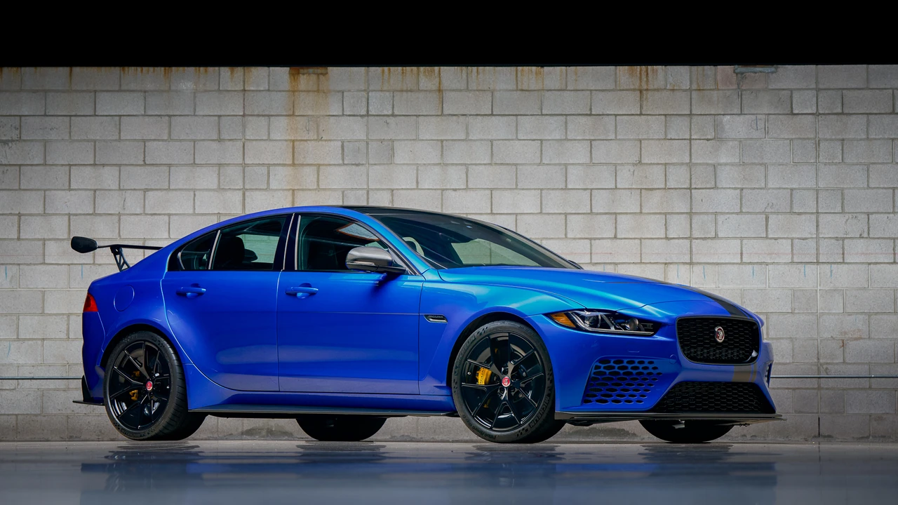 2019 Jaguar XE - Image 27 of 31