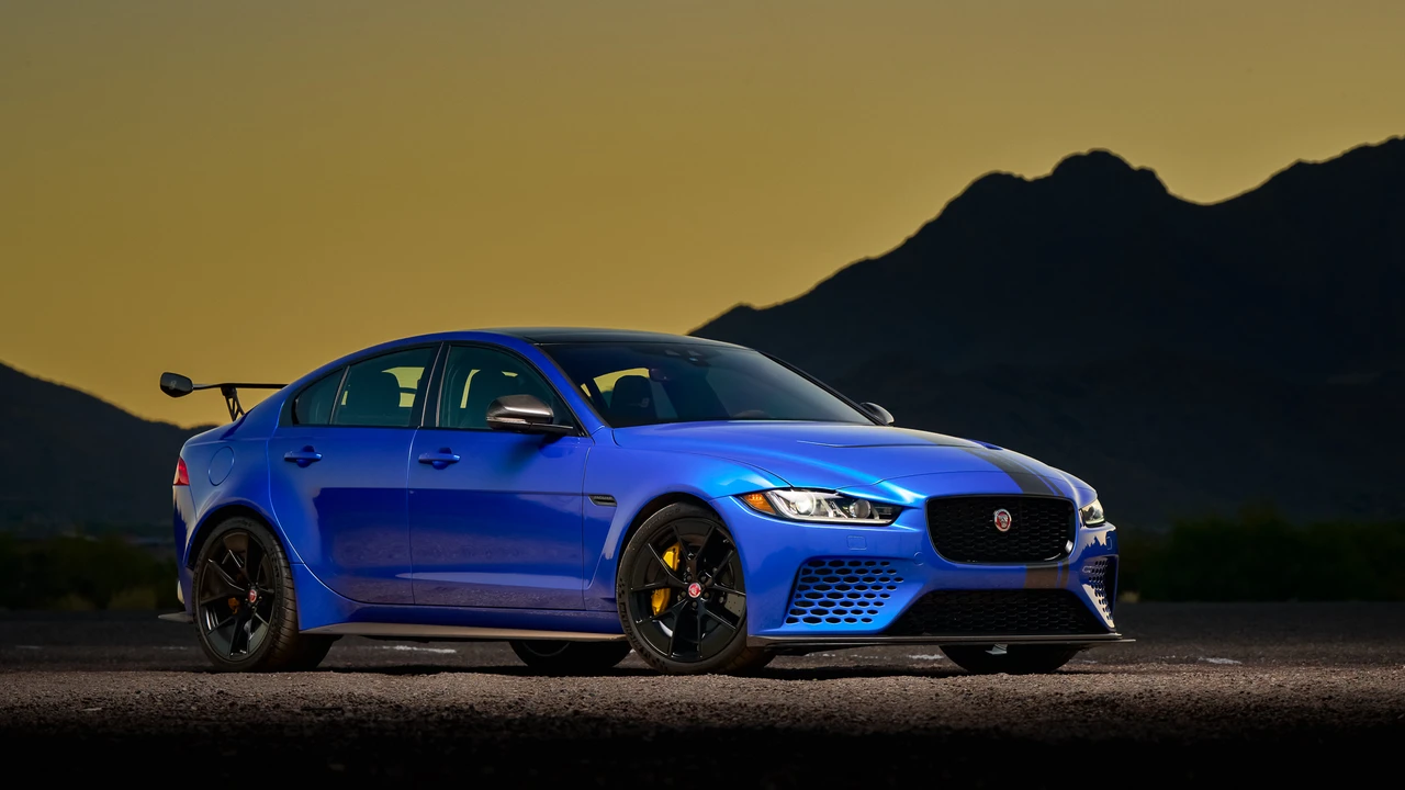 2019 Jaguar XE - Image 10 of 31