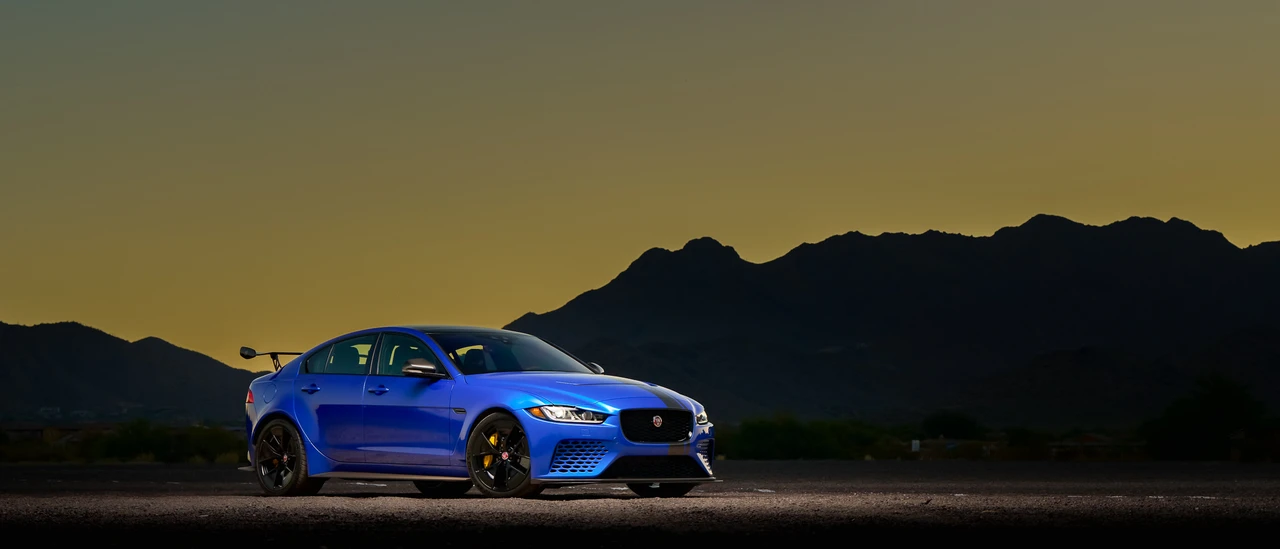 2019 Jaguar XE - Image 11 of 31