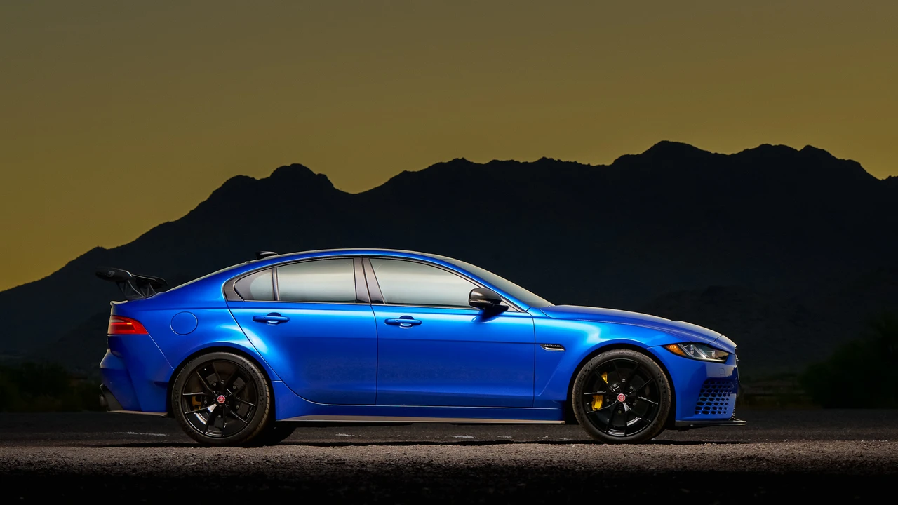 2019 Jaguar XE - Image 13 of 31