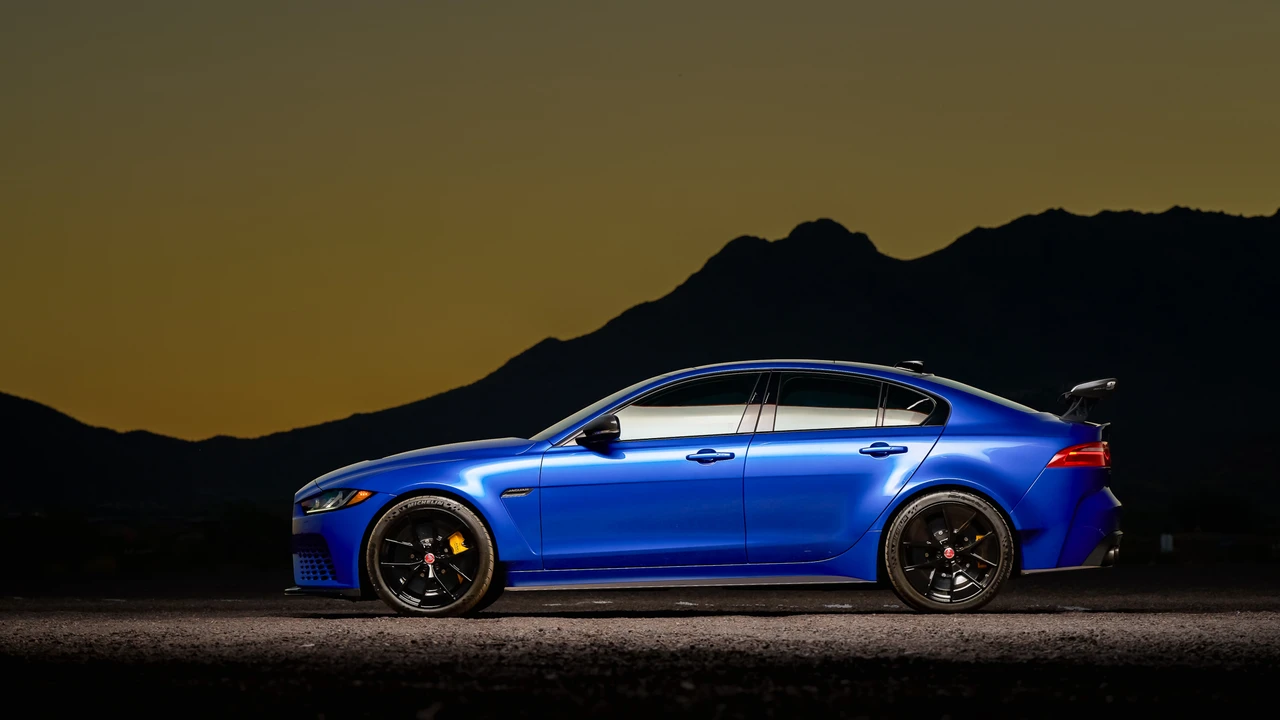 2019 Jaguar XE - Image 15 of 31