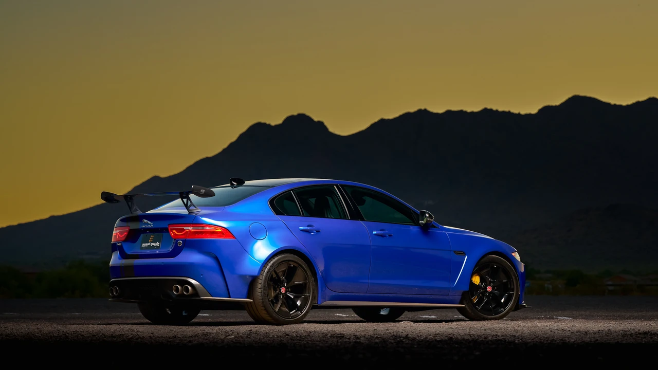 2019 Jaguar XE - Image 18 of 31