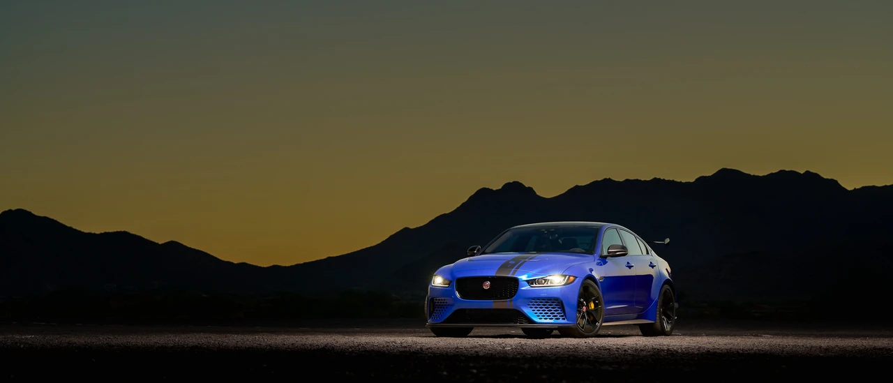 2019 Jaguar XE - Image 2 of 31