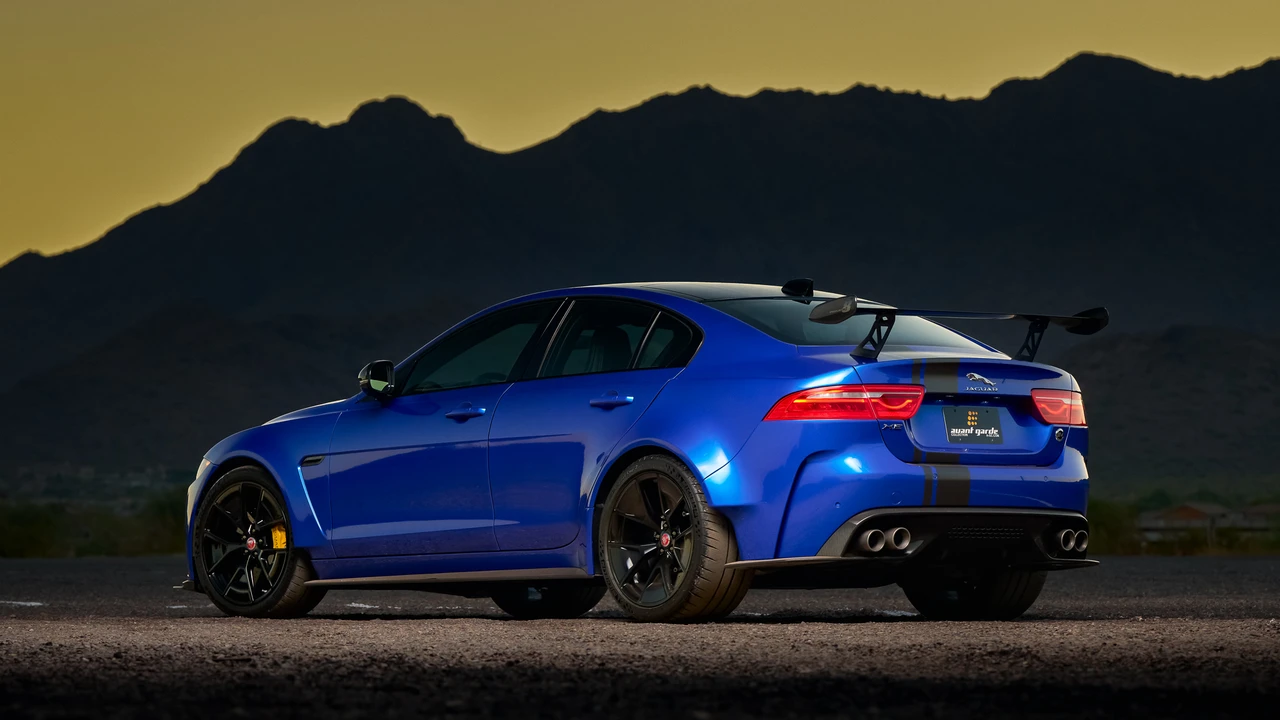 2019 Jaguar XE - Image 25 of 31