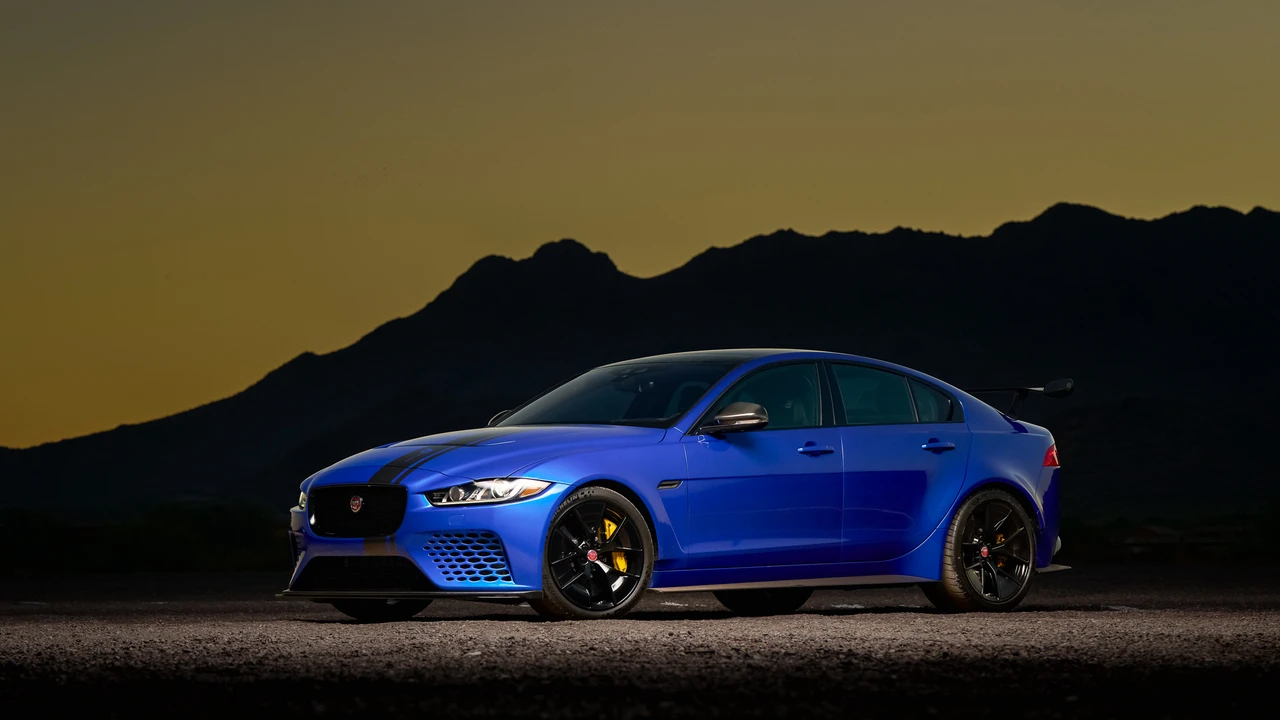 2019 Jaguar XE - Image 4 of 31