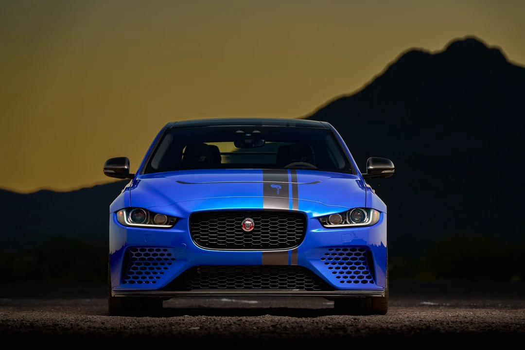2019 Jaguar XE - Image 5 of 31