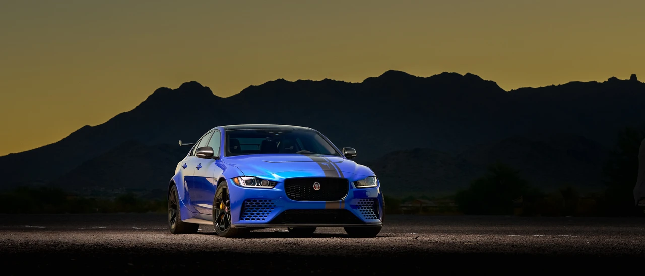 2019 Jaguar XE - Image 7 of 31