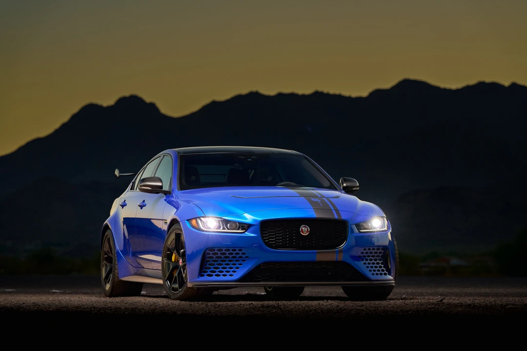 2019 Jaguar XE - Image 8 of 31