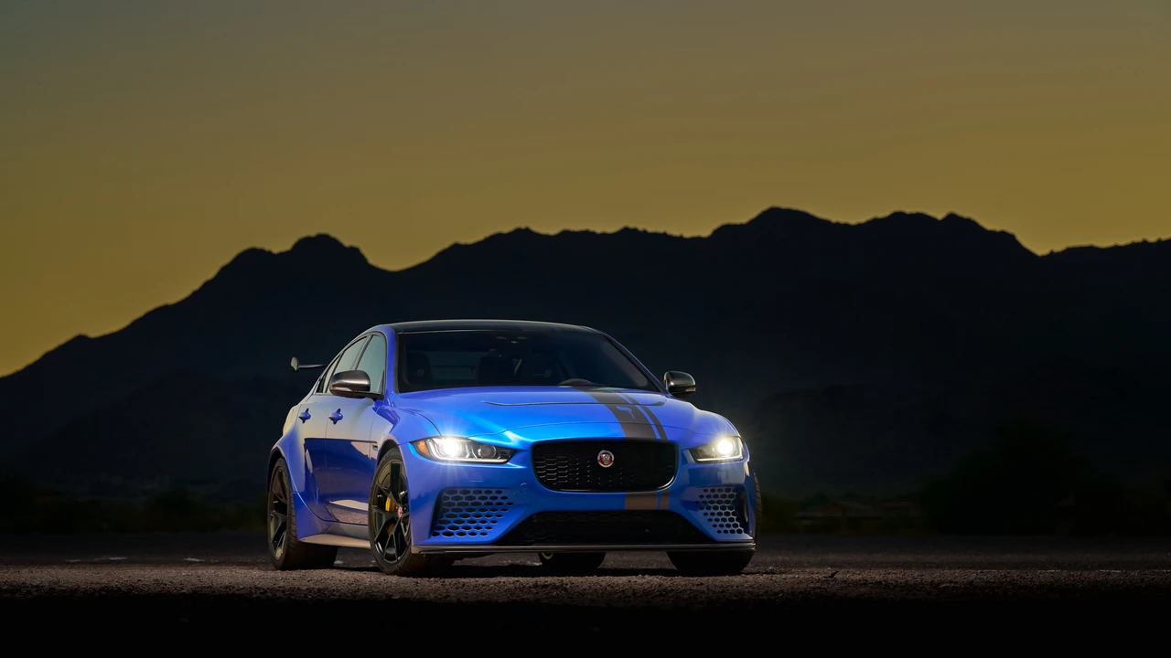 2019 Jaguar XE - Image 9 of 31