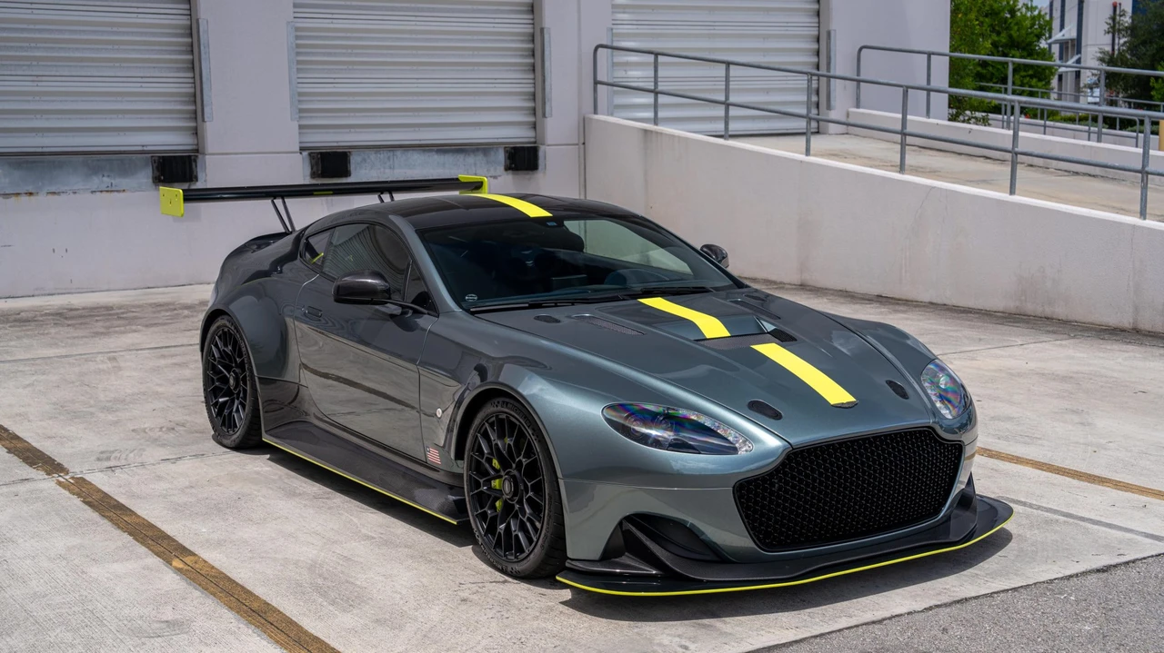 2017 Aston Martin V8 Vantage (2006-2017) - Image 2 of 31