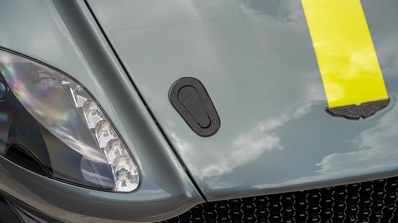 2017 Aston Martin V8 Vantage (2006-2017) - Image 27 of 31