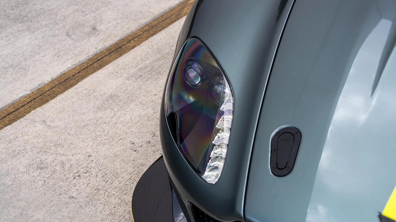 2017 Aston Martin V8 Vantage (2006-2017) - Image 26 of 31