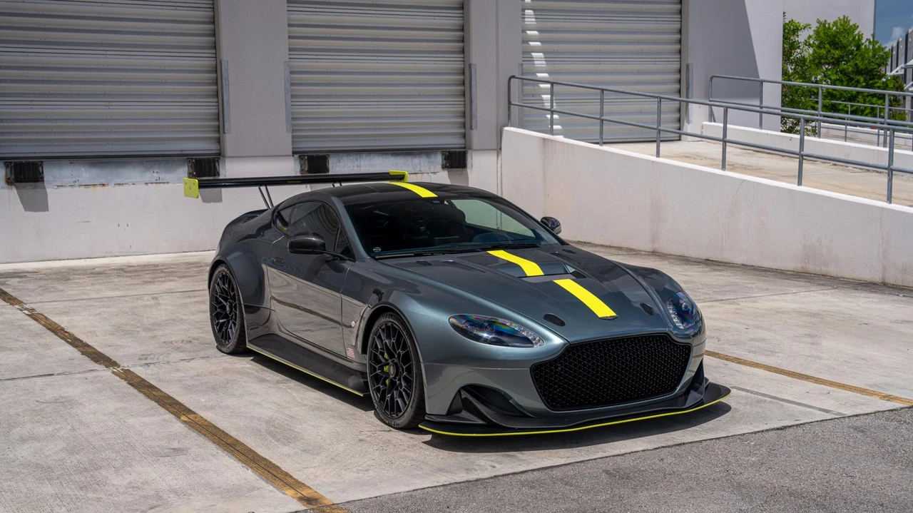 2017 Aston Martin V8 Vantage (2006-2017) - Image 10 of 31