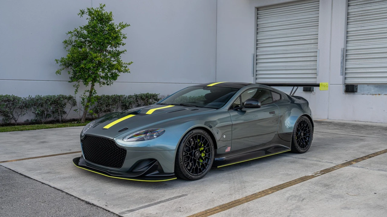 2017 Aston Martin V8 Vantage (2006-2017) - Image 12 of 31
