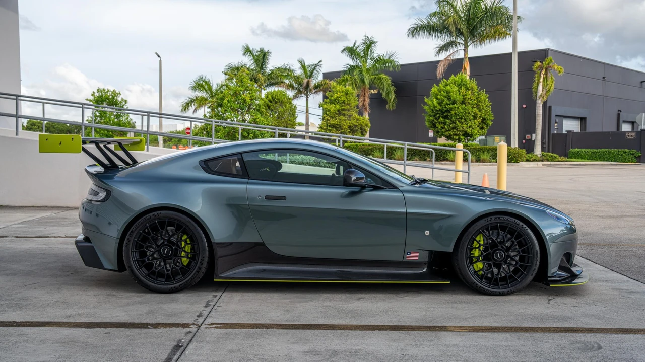 2017 Aston Martin V8 Vantage (2006-2017) - Image 17 of 31