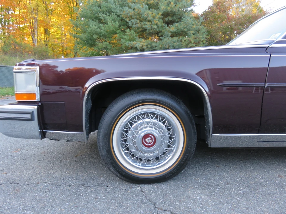 1987 Cadillac Brougham - Image 24 of 31