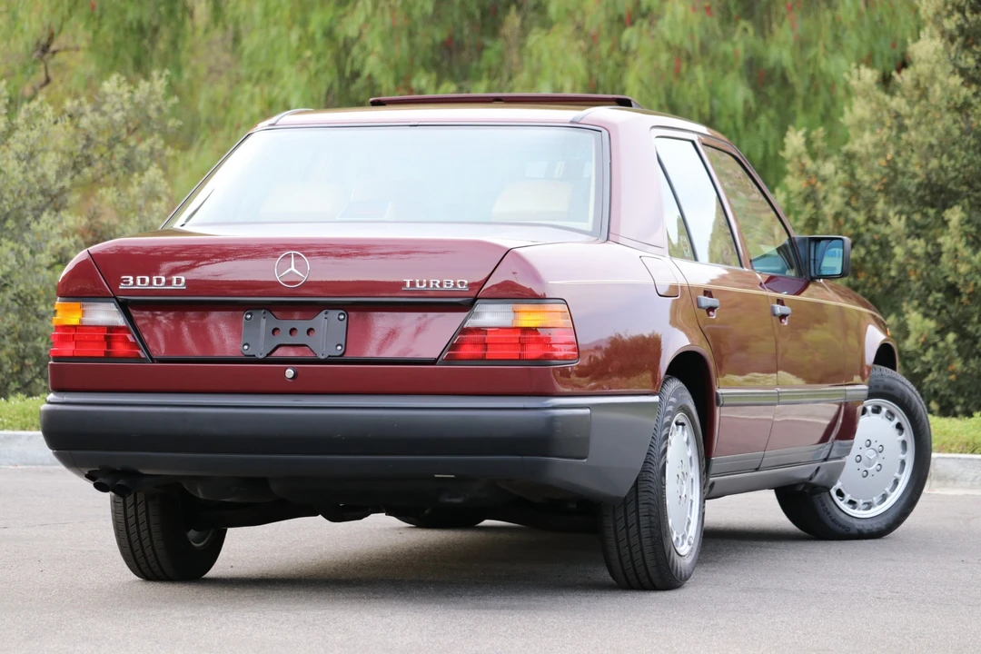 1987 Mercedes-Benz W124 E-Class - Image 2 of 31