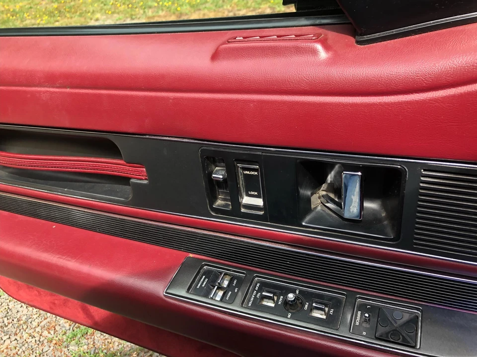 1990 Buick Reatta - Image 16 of 31