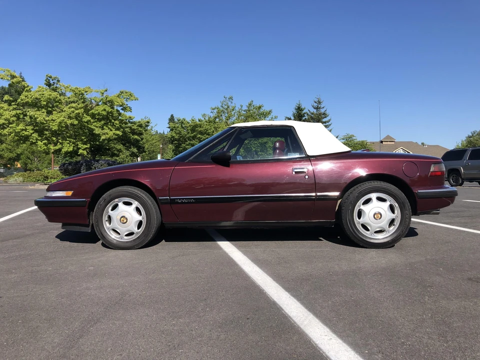 1990 Buick Reatta - Image 10 of 31