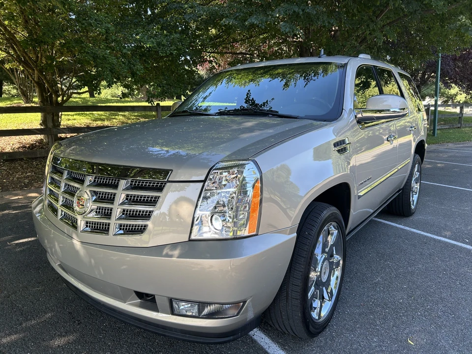 2010 Cadillac Escalade & EXT 3rd Gen - Image 5 of 31