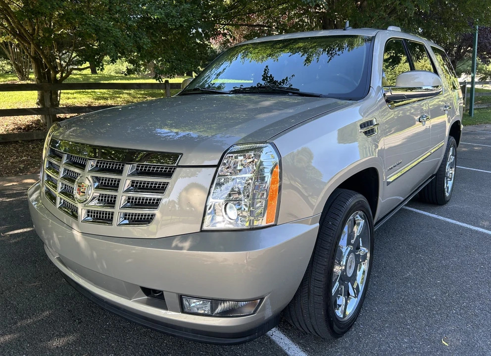 2010 Cadillac Escalade & EXT 3rd Gen - Image 4 of 31