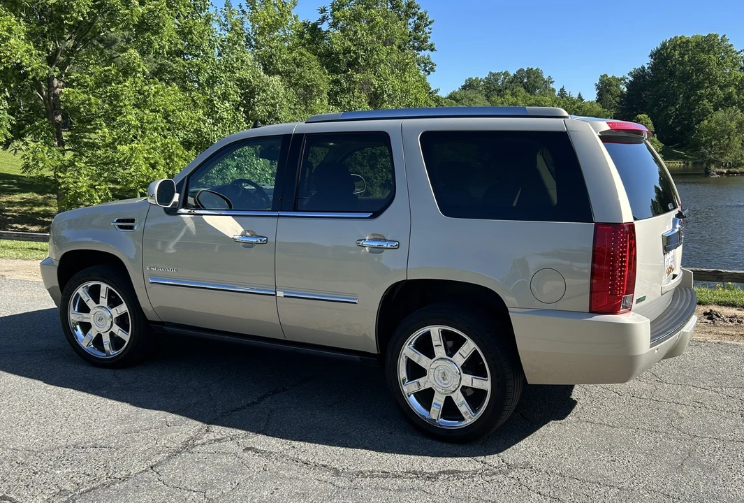 2010 Cadillac Escalade & EXT 3rd Gen - Image 21 of 31