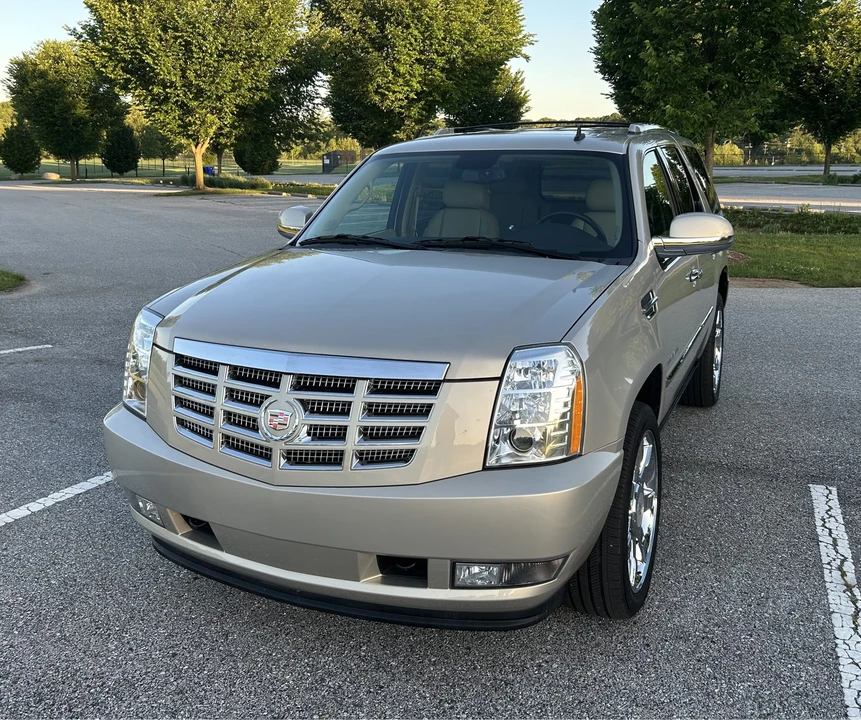 2010 Cadillac Escalade & EXT 3rd Gen - Image 2 of 31