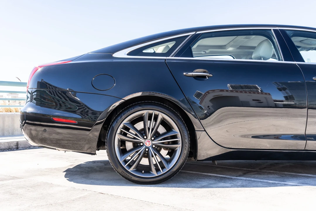 2019 Jaguar X351 XJ - Image 19 of 31