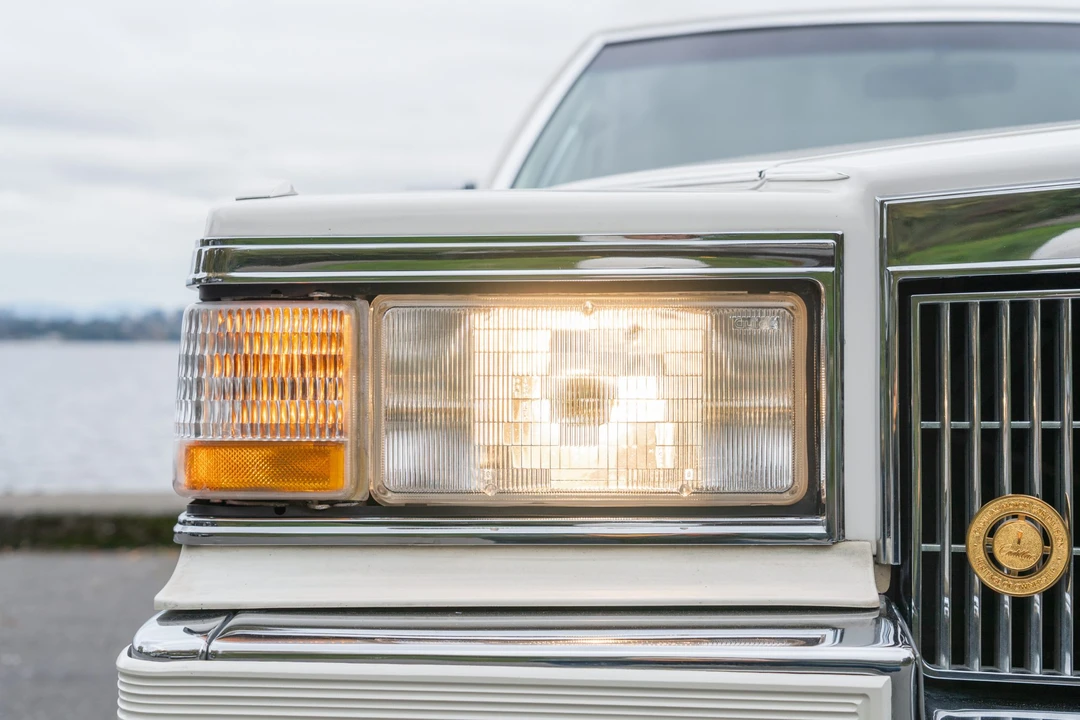 1990 Cadillac Brougham - Image 16 of 31