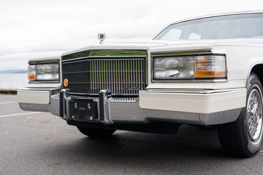 1990 Cadillac Brougham - Image 24 of 31