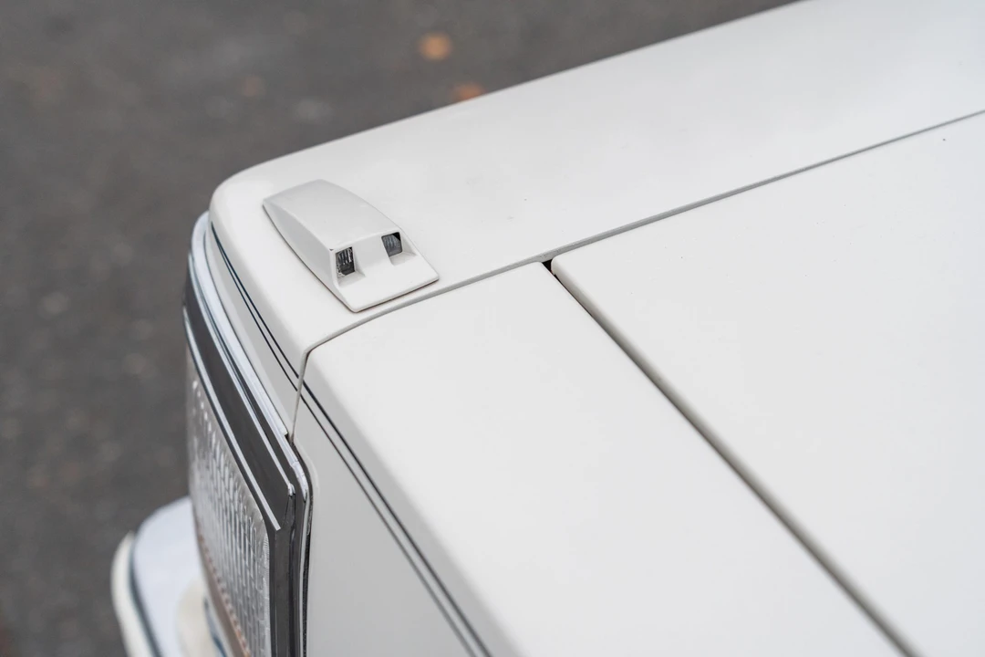 1990 Cadillac Brougham - Image 27 of 31