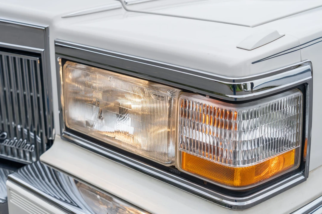 1990 Cadillac Brougham - Image 22 of 31
