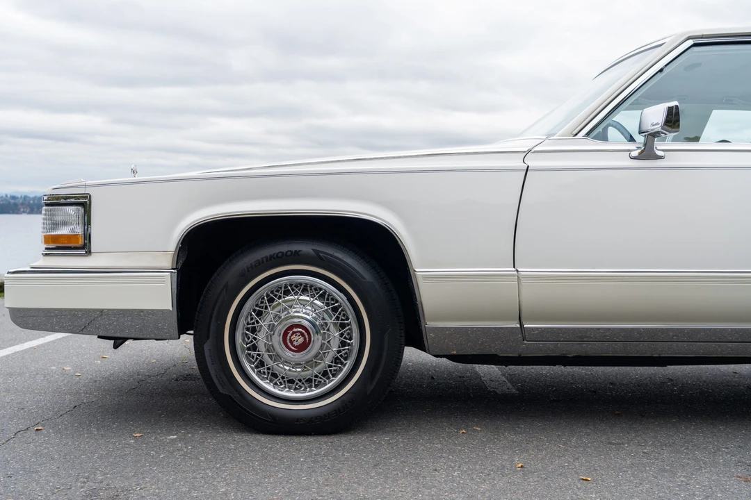 1990 Cadillac Brougham - Image 26 of 31