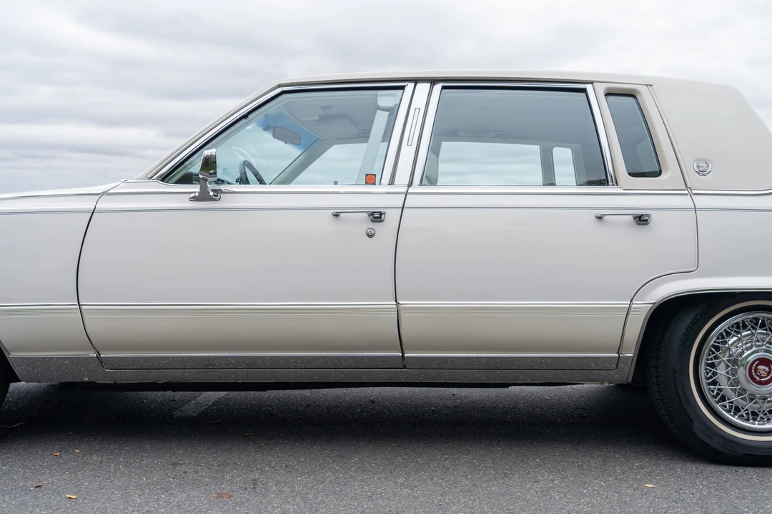1990 Cadillac Brougham - Image 31 of 31